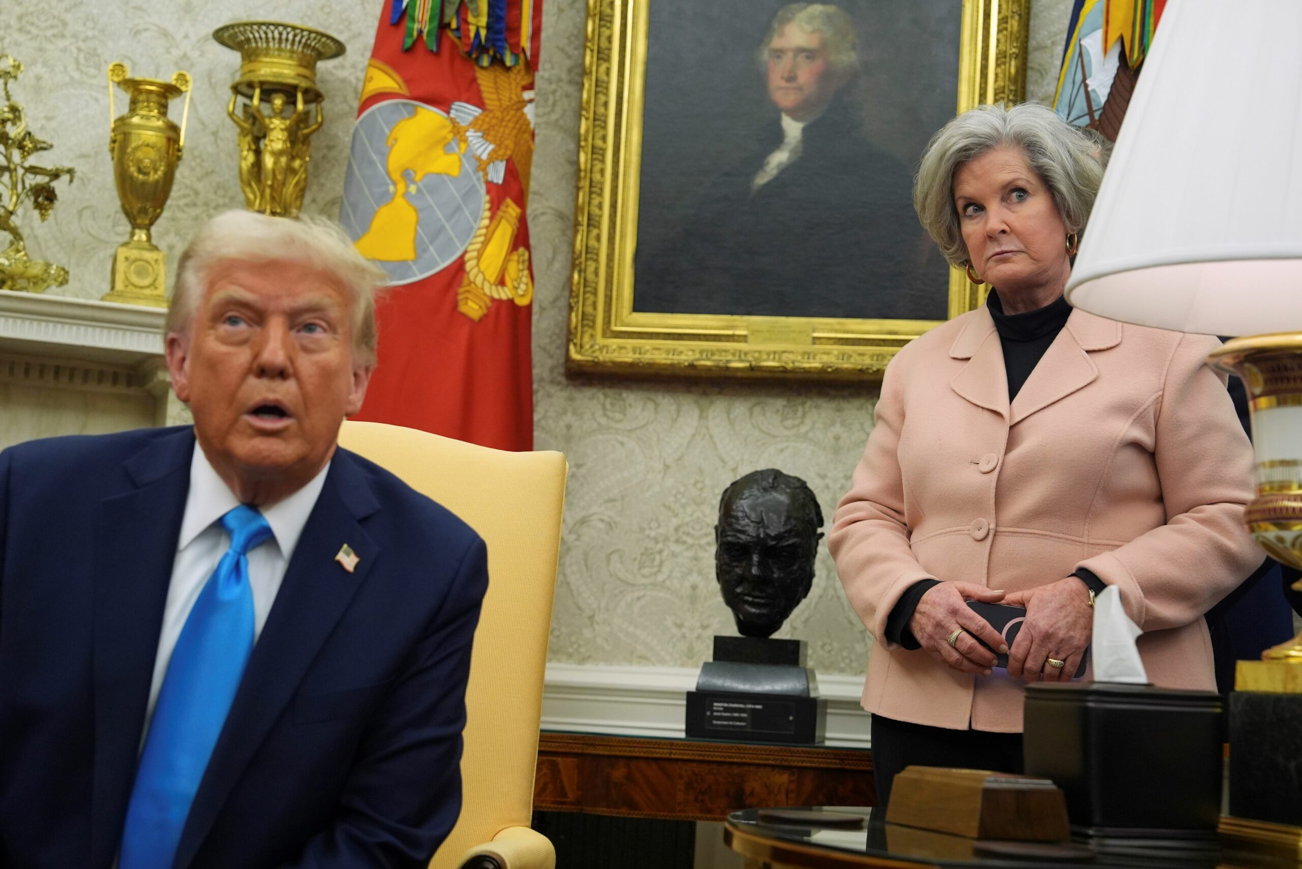 Die Stabschefin des Weißen Hauses, Susie Wiles, hört zu, während US-Präsident Donald Trump im Oval Office des Weißen Hauses spricht.