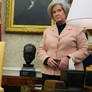 Die Stabschefin des Weißen Hauses, Susie Wiles, hört zu, während US-Präsident Donald Trump im Oval Office des Weißen Hauses spricht.