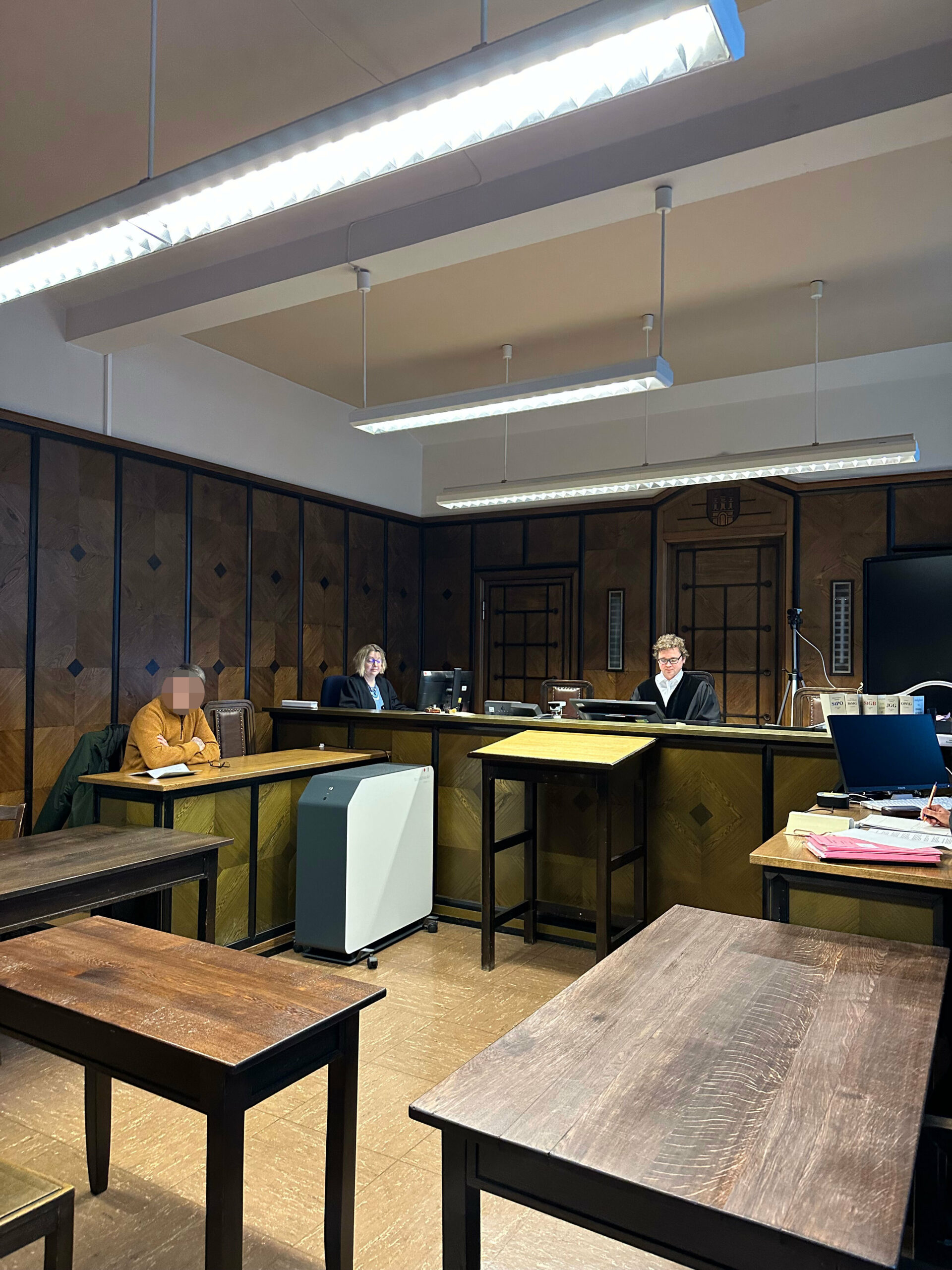 Wegen Volksverhetzung, Sachbeschädigung und illegalem Waffenbesitz steht der Hamburger vor Gericht in Bergedorf.