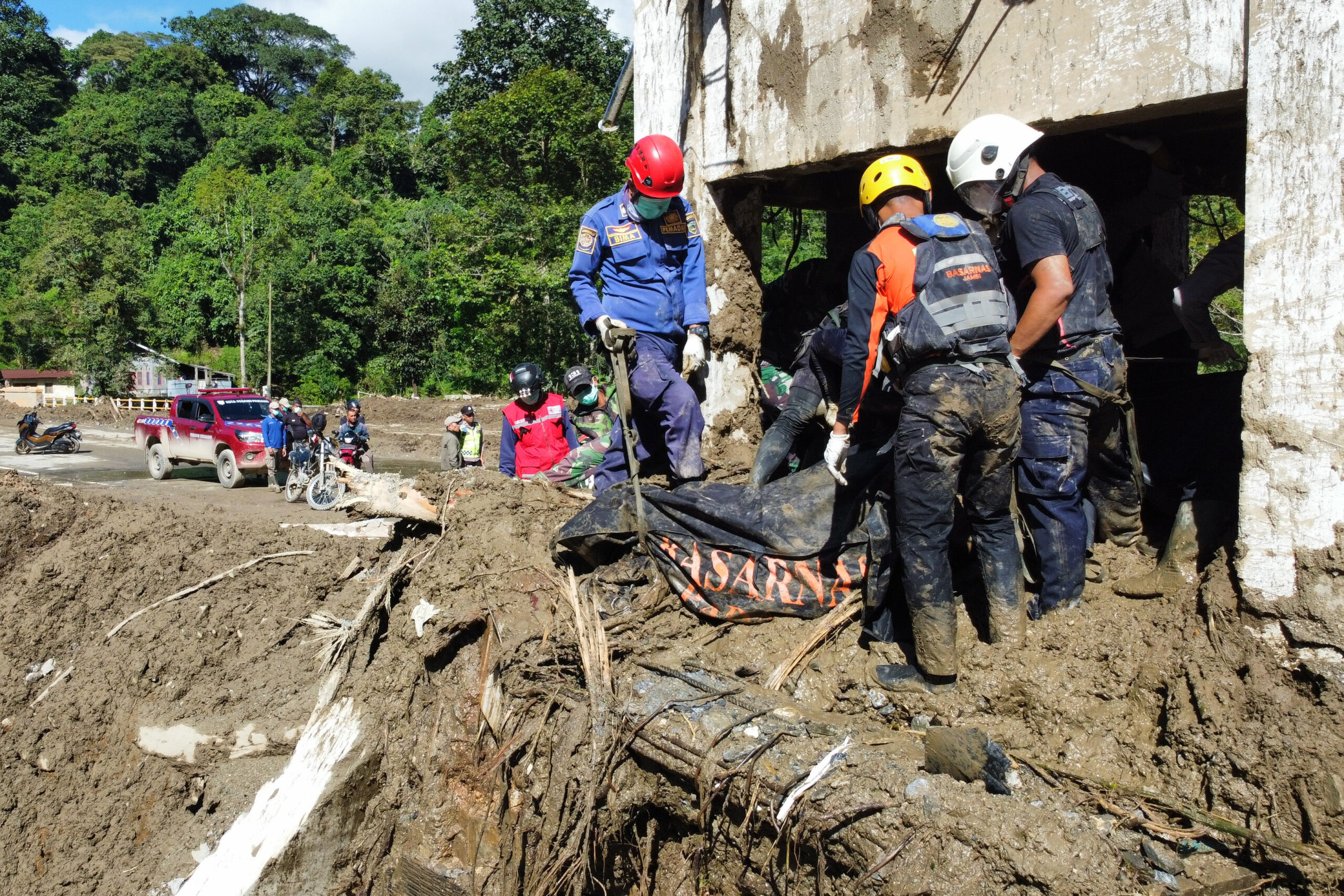 Flutkatastrophe auf Sumatra: Rettungskräfte bergen die Leiche eines Überschwemmungsopfers in Padang Panjang.