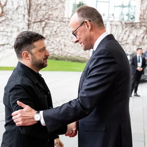 Bundeskanzler Friedrich Merz begrüßt Wolodymyr Selenskyj zu Gesprächen in Berlin.