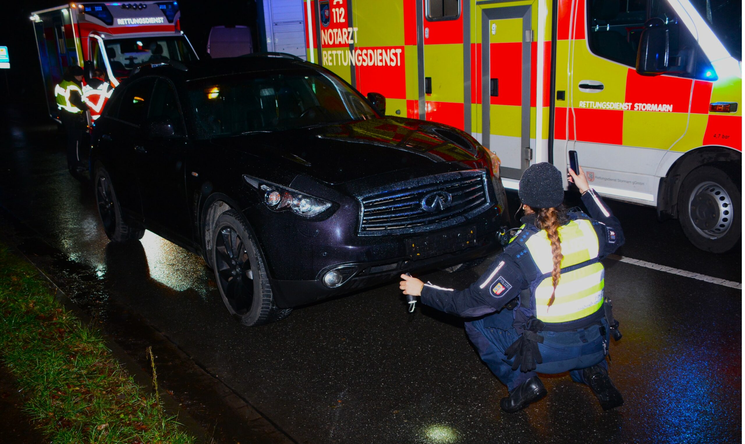 Polizistin bei der Unfall-Aufnahme in Braak bei Hamburg.