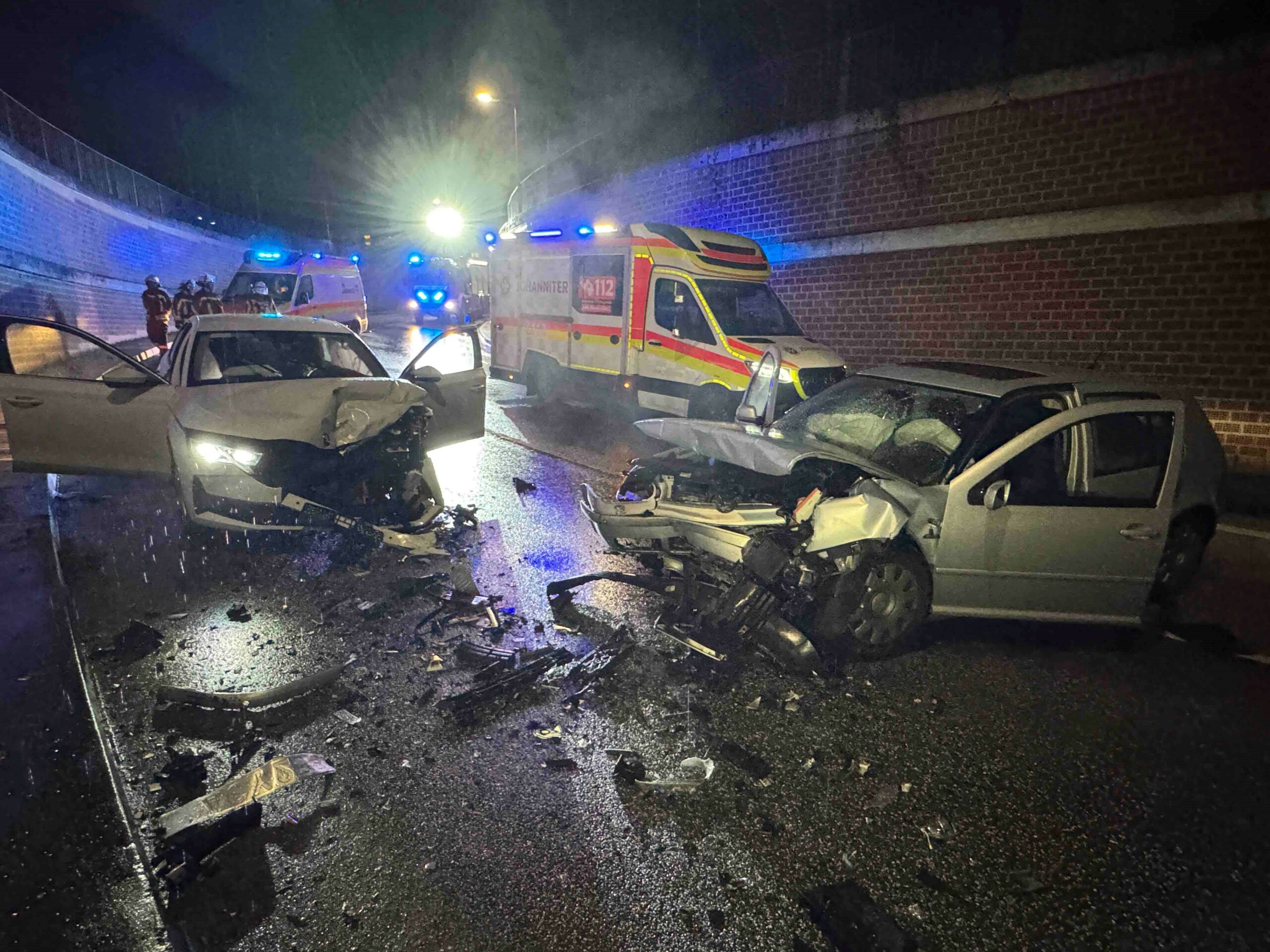Fronatlcrash in Unterführung in neu Wulmstor – vier menschen verletzt
