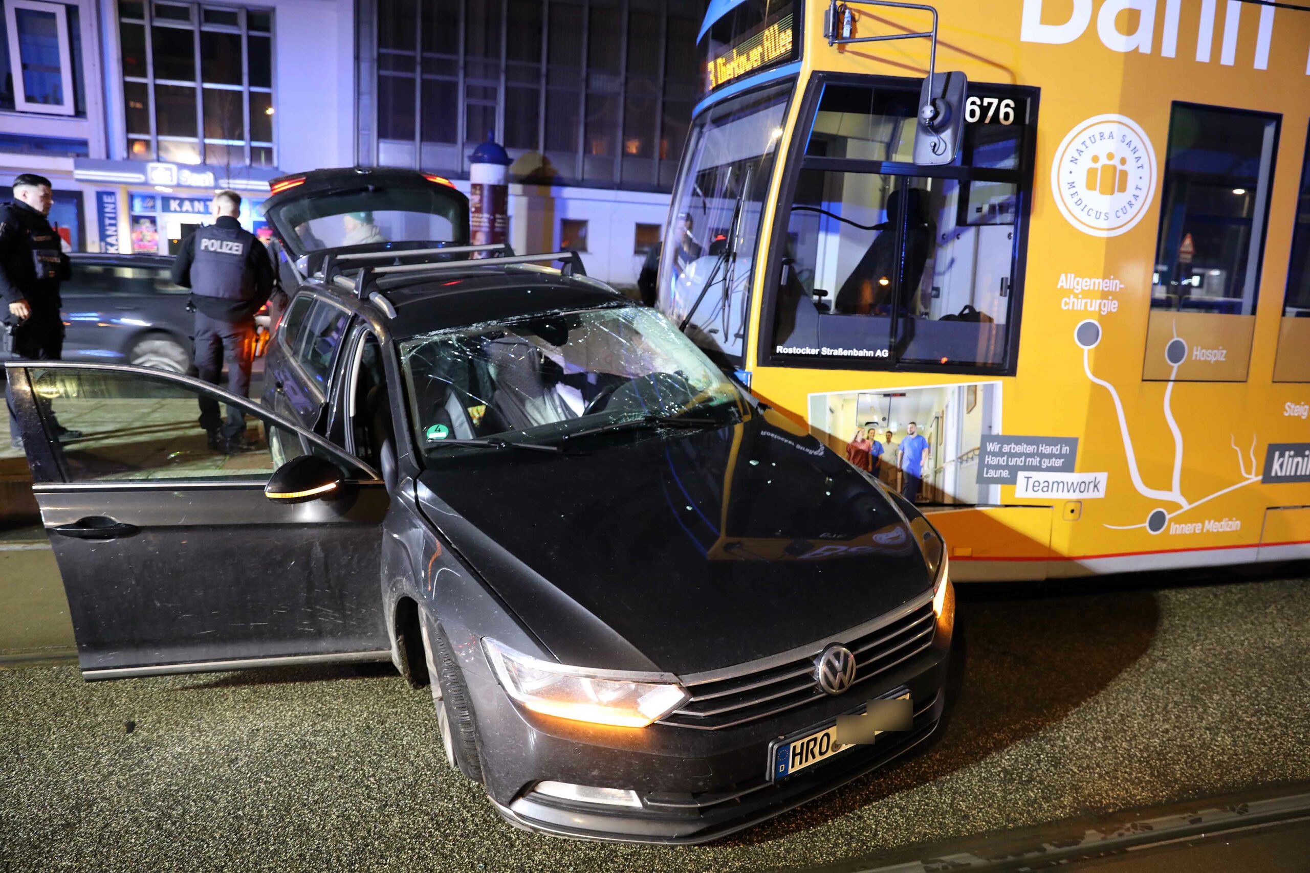 In Rostock ist ein Autofahrer mit einer Straßenbahn kollidiert.