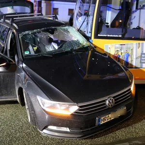 In Rostock ist ein Autofahrer mit einer Straßenbahn kollidiert.