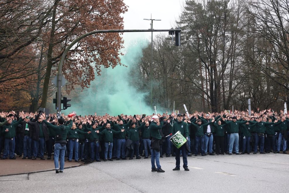 Grüner Rauch über dem Werder-Fanmarsch