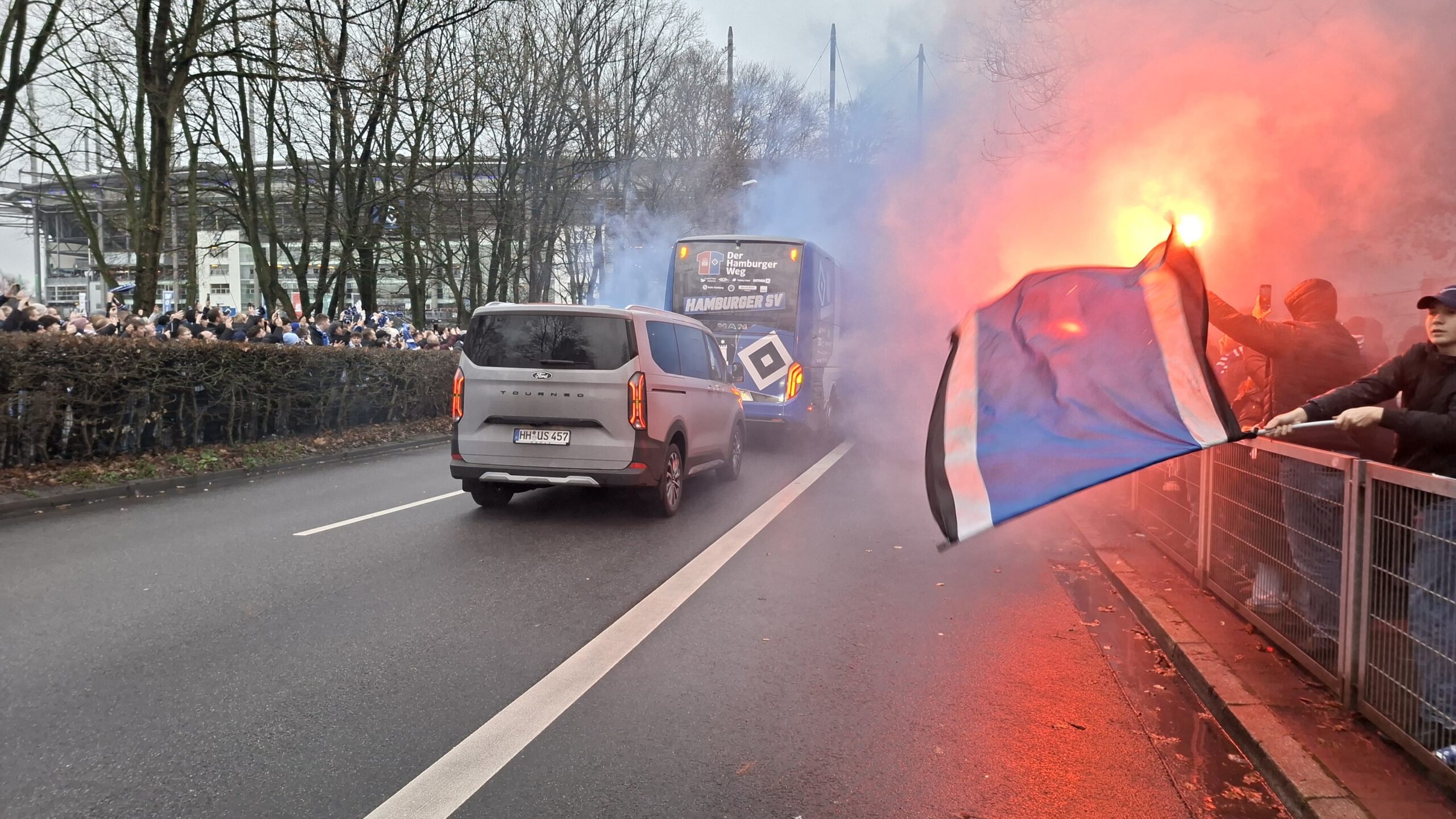HSV-Bus kommt am Volksparkstadion an
