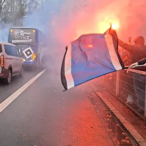 HSV-Bus kommt am Volksparkstadion an