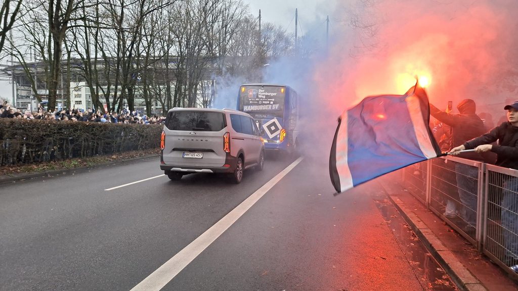 HSV-Bus kommt am Volksparkstadion an
