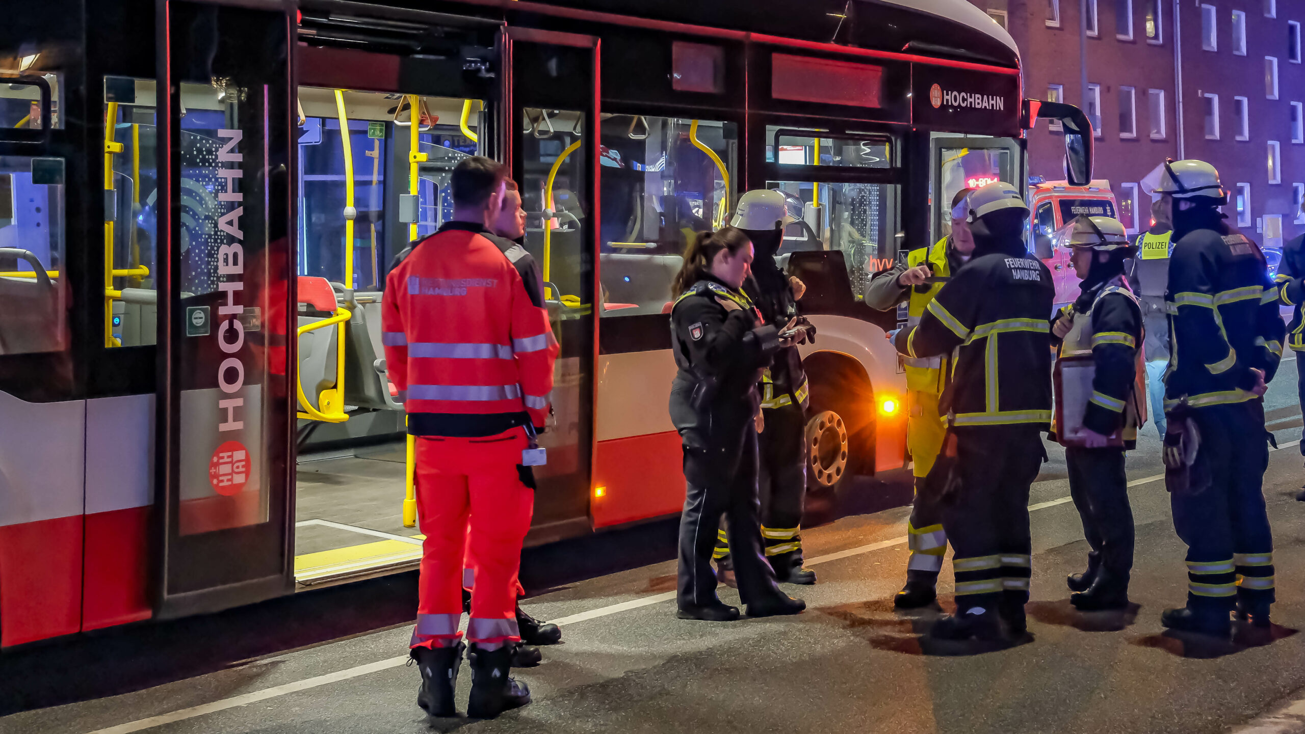 Einsatzkräfte stehen nach der Vollbremsung vor dem Bus in Barmbek.
