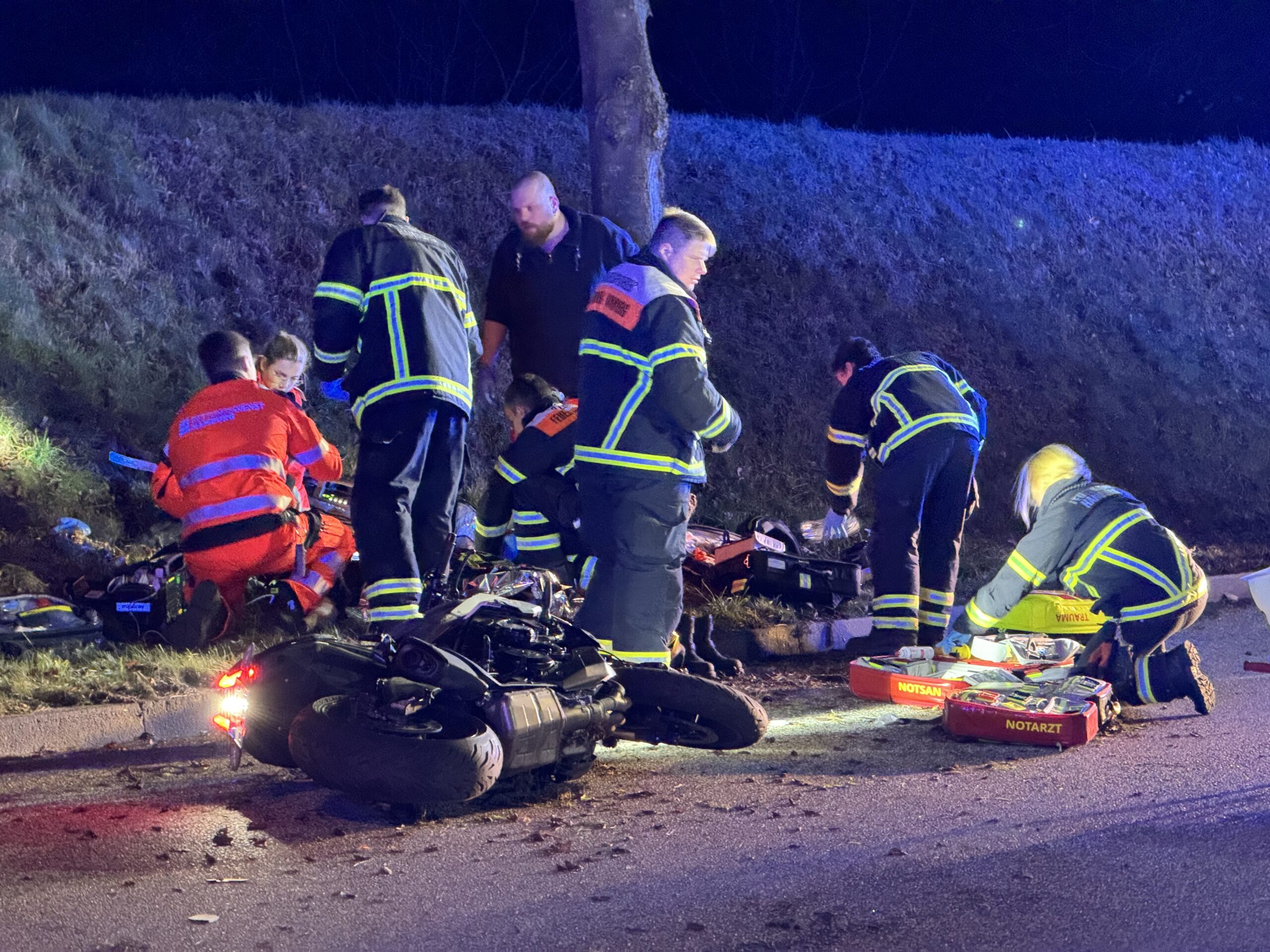Rettungskräfte kümmern sich um den schwer verletzten Motorradfahrer.