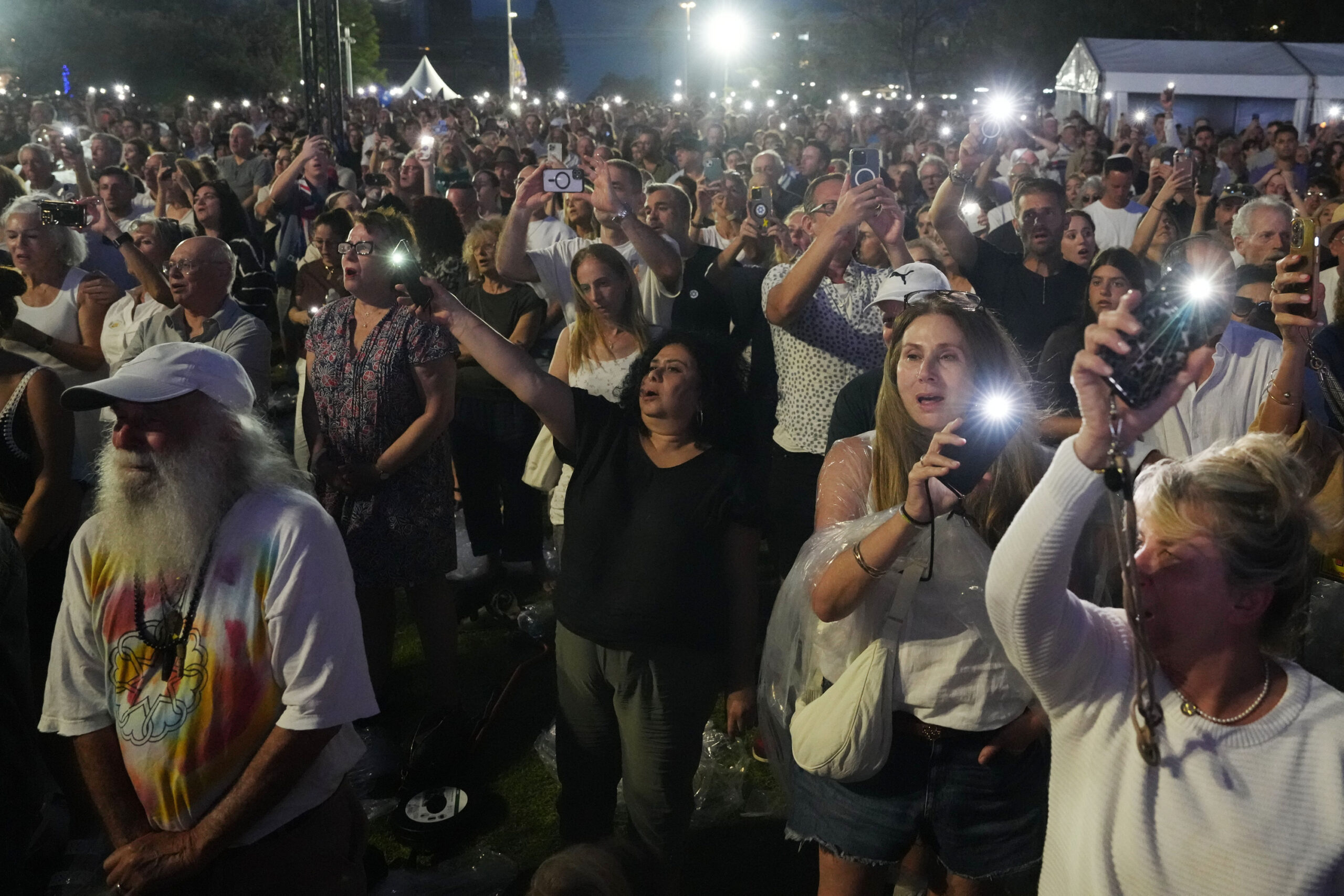 Tausende trauern am Bondi Beach um die Opfer des Anschlags.