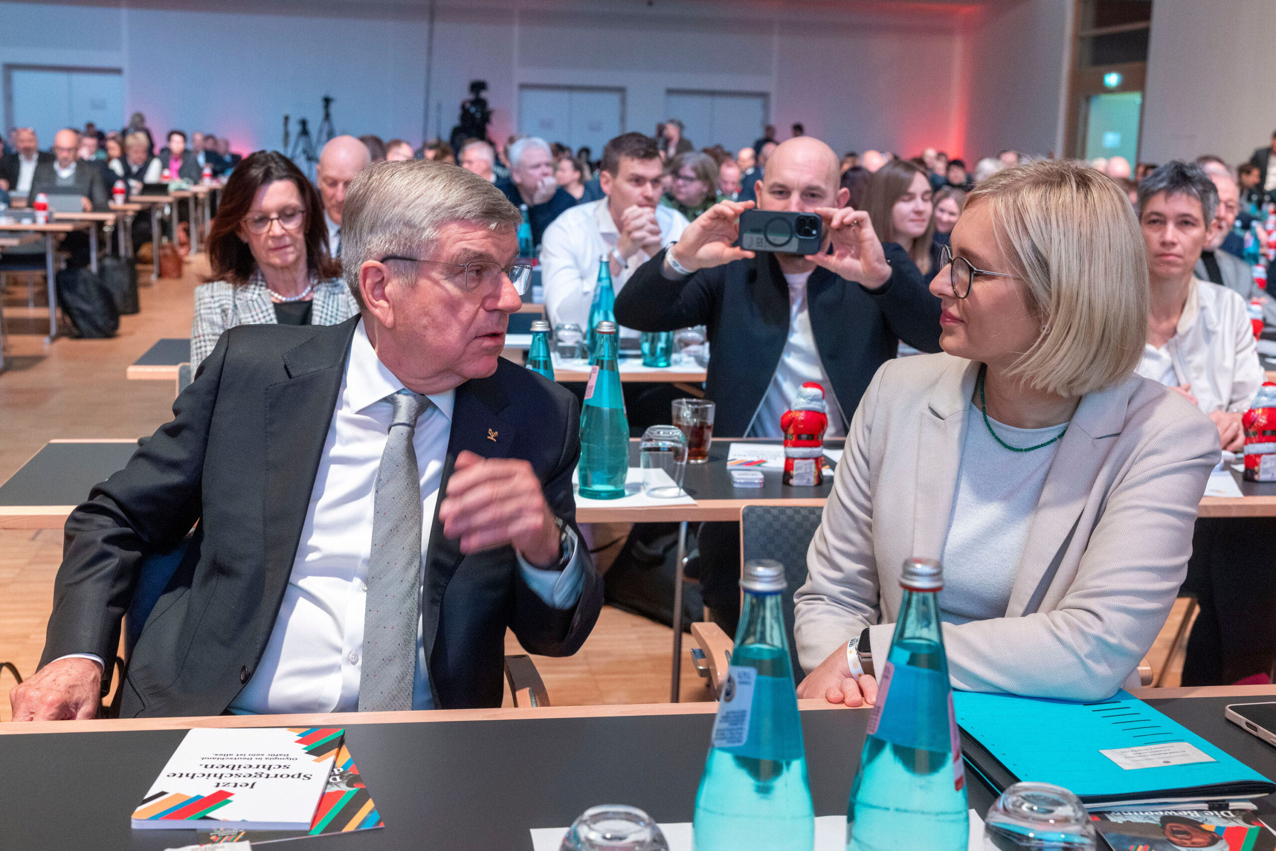 Thomas Bach und Christiane Schenderlein bei der DOSB-Mitgliederversammlung