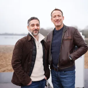Schauspieler Wotan Wilke Möhring (r) als Bundespolizist Thorsten Falke und Schauspieler Denis Moschitto als Cyber-Kriminalist Mario Schmitt