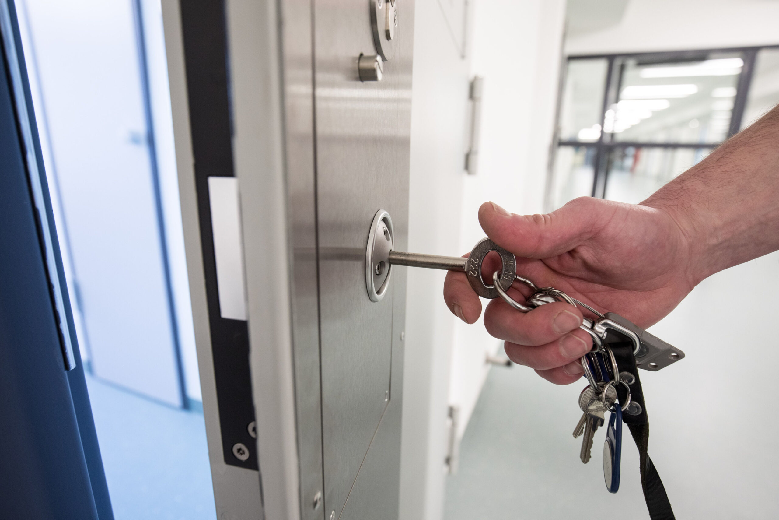 Eine Zellentür im Gefängnis