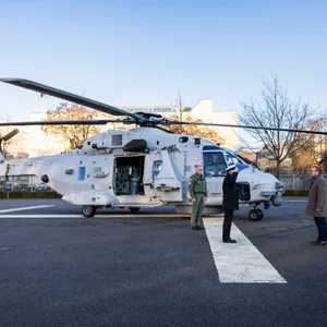 Bundesverteidigungsminister Boris Pistorius (SPD, r.) bei der Übergabe des ersten neuen Hubschraubers vom Typ NH90 Sea Tiger an die Deutsche Marine