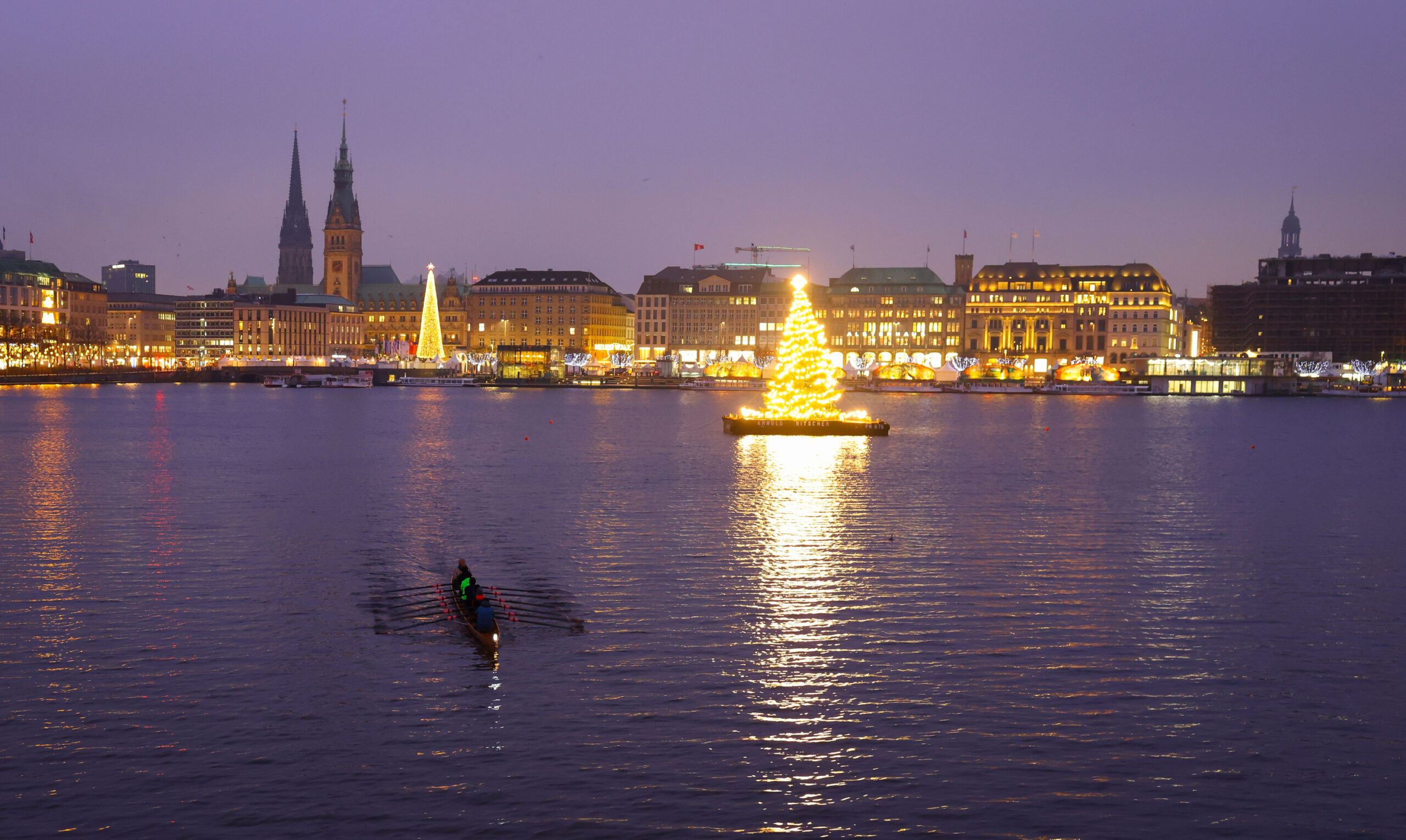Die Tanne auf der Binnenalster leuchtet.