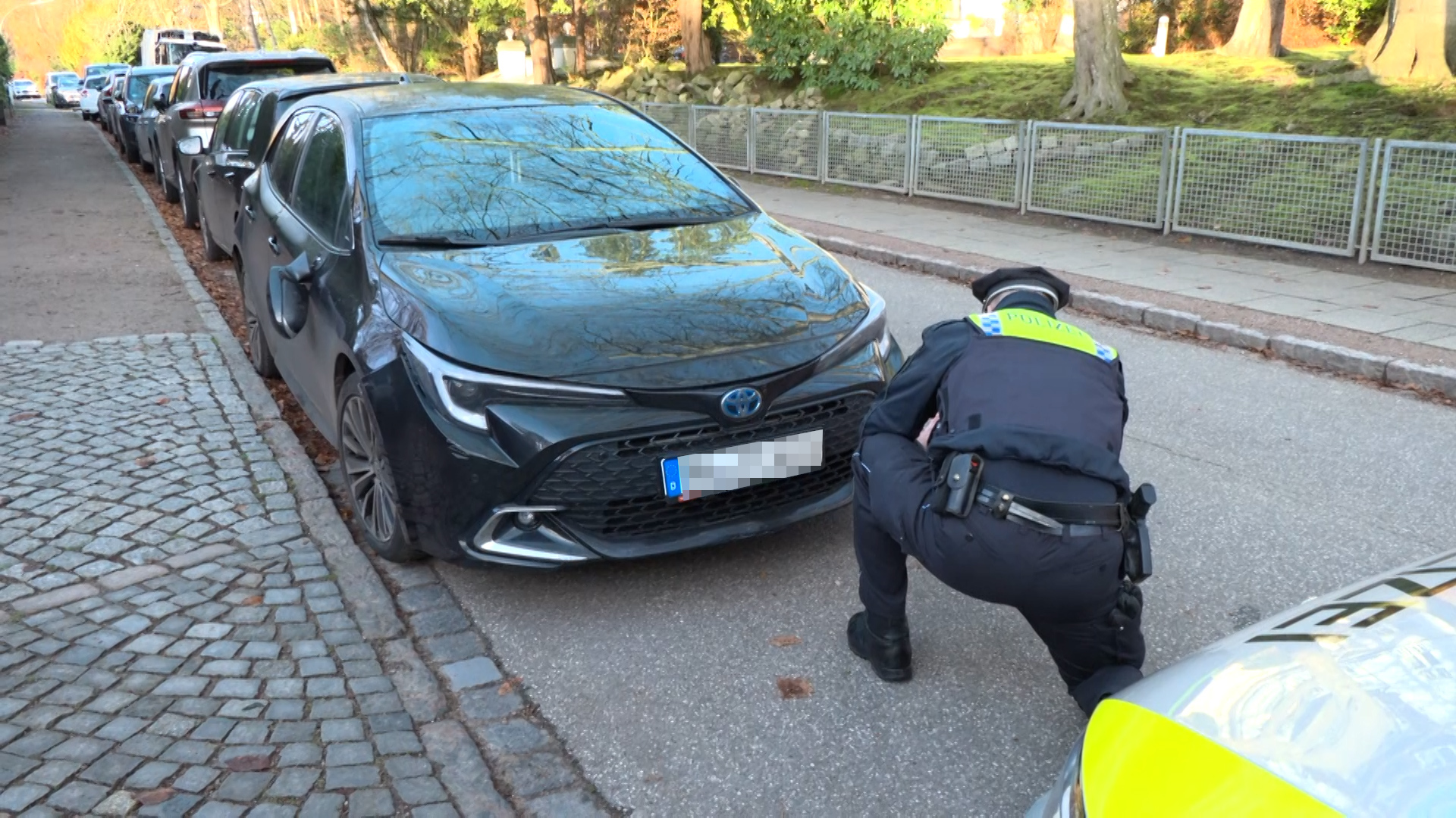 Außenspiegel abgebrochen: Dieser Toyota soll an dem Unfall mit einem E-Scooter in Hamburg-Osdorf beteiligt geesen sein.