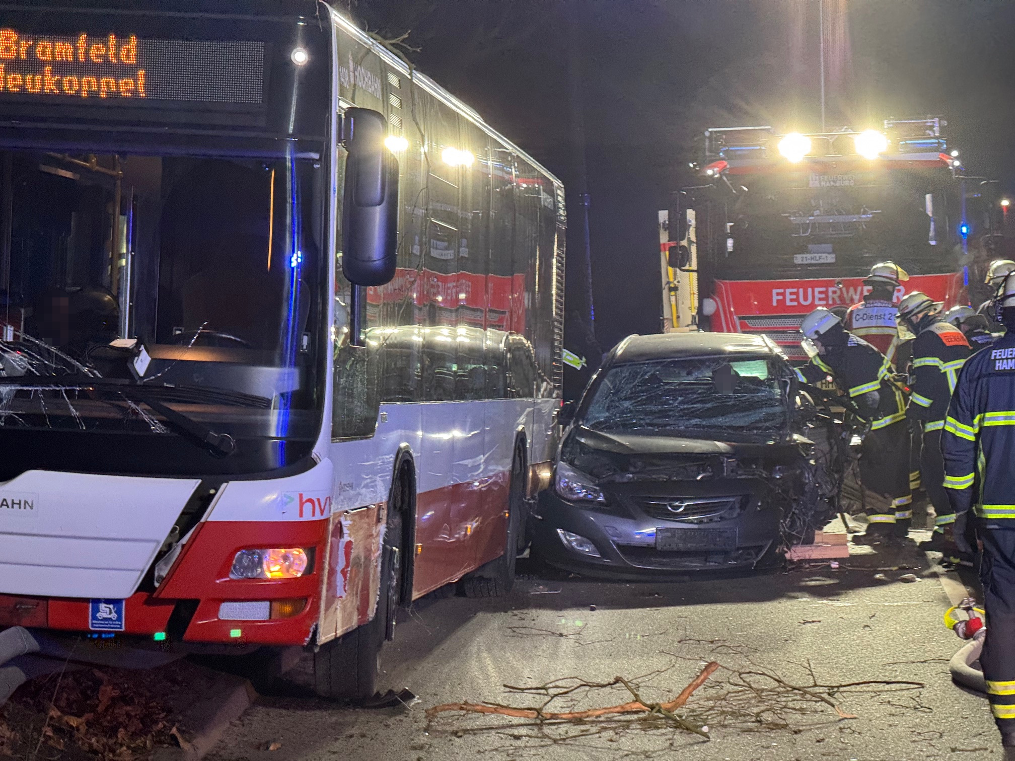 Bei einer Verfolgungsjagd in Hamburg-Bramfeld kolliderte in Pkw-Fahrer mit einem Bus.