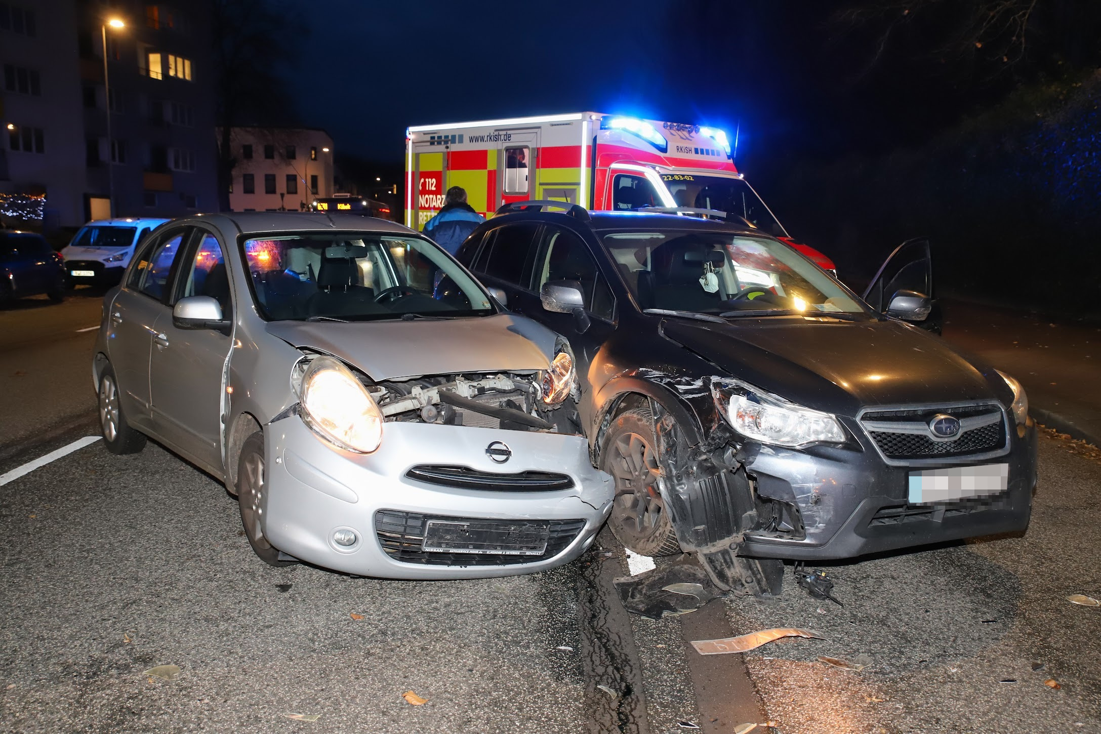 Bei diesem Unfall auf der Friedensallee in Elmshorn wurde eine Person mutmaßlich lebensgefährlich verletzt.