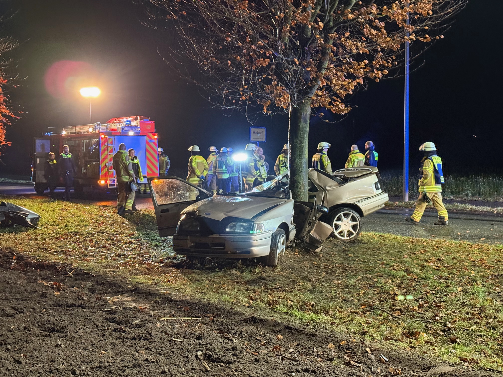 Auf der Bockhorner Allee in Stade ist ein Mann mit einem Ford-Oldtimer gegen einen Baum gefahren.