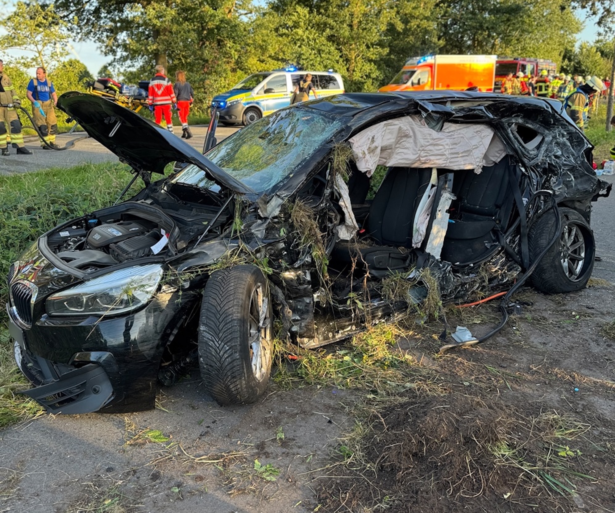 Der schwarze BMW wurde bei dem Unfall nahe Bad Bramstedt auf der linken Seite komplett zerstört. Hinten links saß das zehnjährige Mädchen.