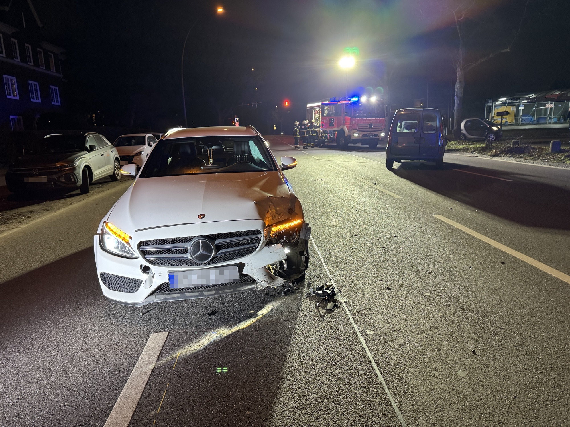 Der Mercedes krachte in einen Kastenwagen, der von einer Tankstelle auf die Alsterkrugchaussee einbog.