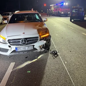 Der Mercedes krachte in einen Kastenwagen, der von einer Tankstelle auf die Alsterkrugchaussee einbog.