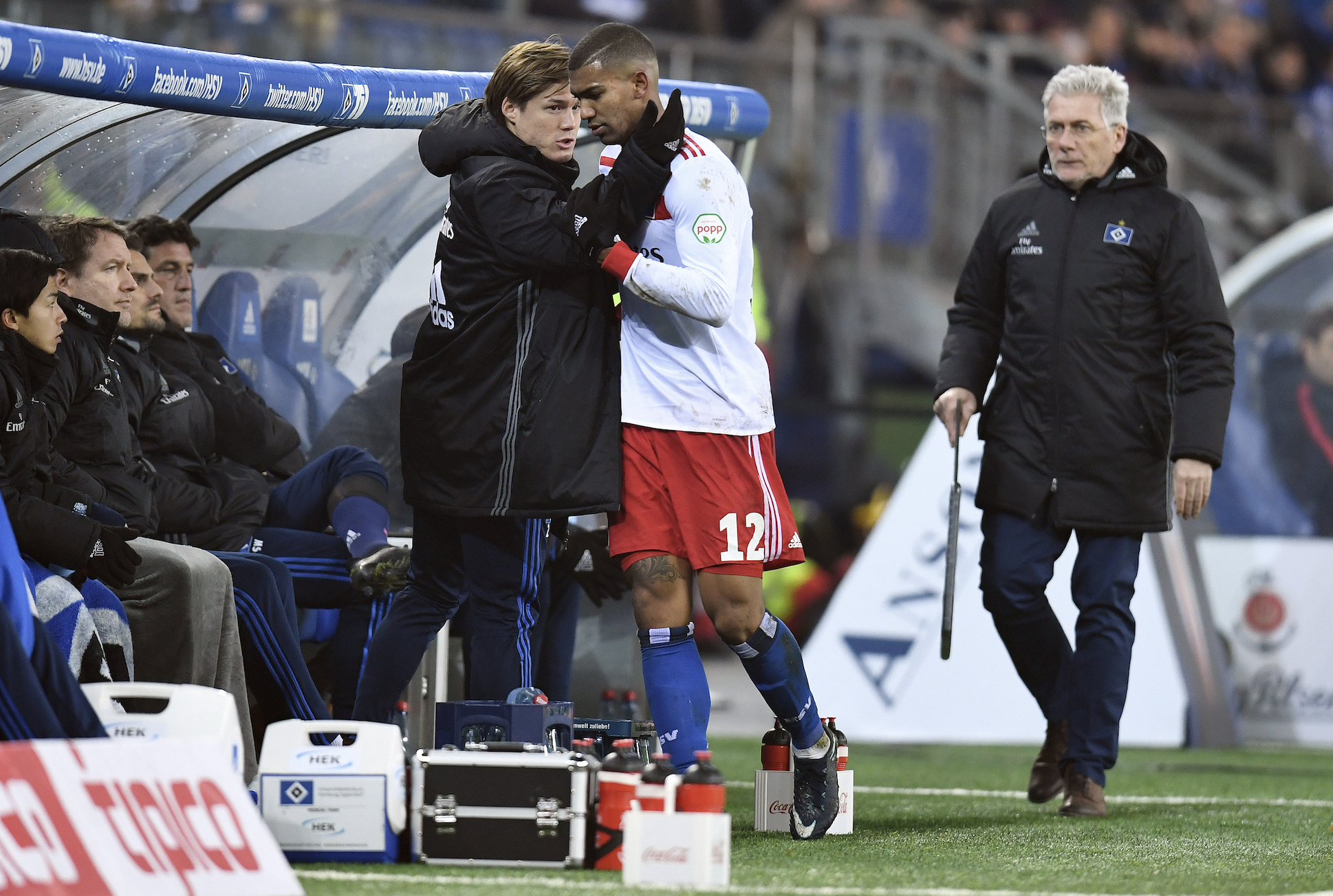 Walace wird bei seiner Auswechslung von Gotoku Sakai umarmt