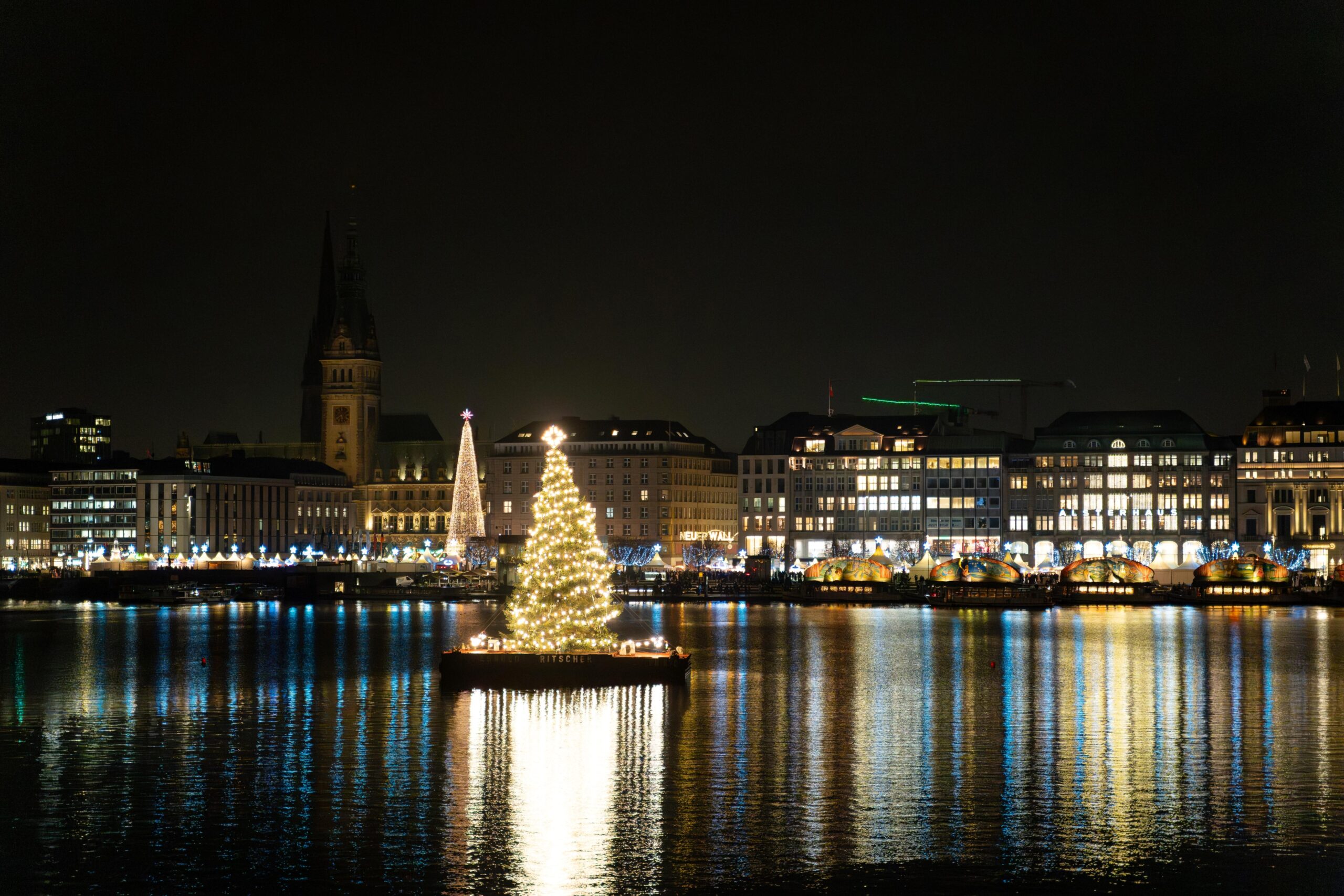 Der Weihnachtsbaum auf der Hamburger Binnenalster.