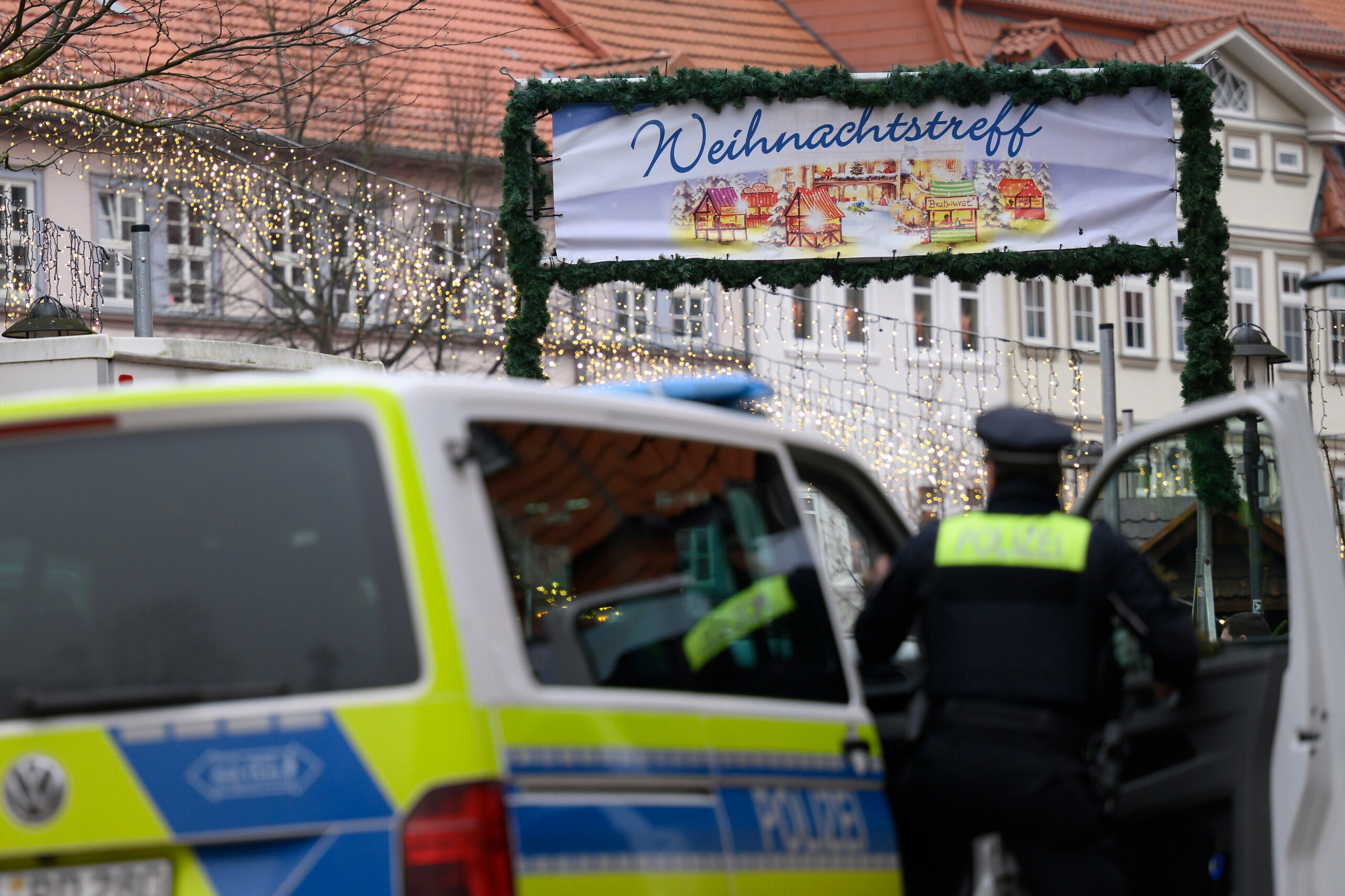 Einsatzkräfte der Polizei auf dem Weihnachtsmarkt im südniedersächsischen Duderstadt.
