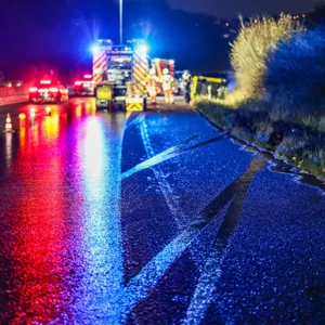 Bei Glatteis hat sich auf der A25 ein schwerer Unfall ereignet (Symbolbild).