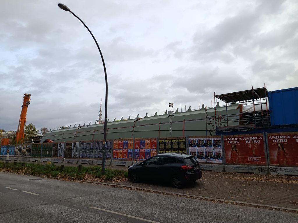 In der Brammerfläche neben dem Schulterblatt wird die neue Sternbrücke zusammengebaut.