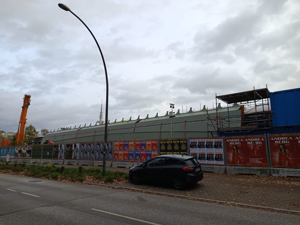 In der Brammerfläche neben dem Schulterblatt wird die neue Sternbrücke zusammengebaut.