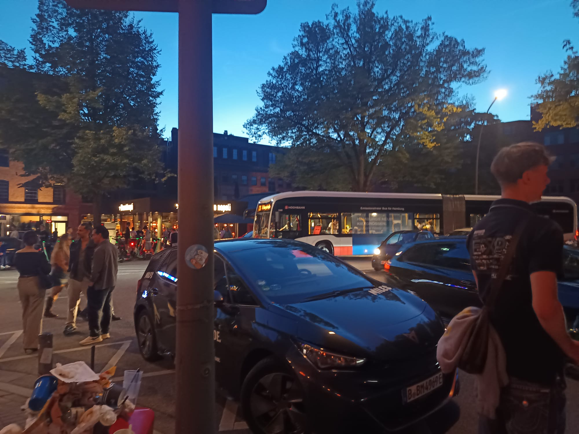 Eine bekannte Situation am Goldbekplatz: Aufgrund des falschgeparkten Miles-Autos konnte der Linienbus nicht in die Straße einbiegen. Hier beim Winterhuder Stadtteilfest Anfang September.
