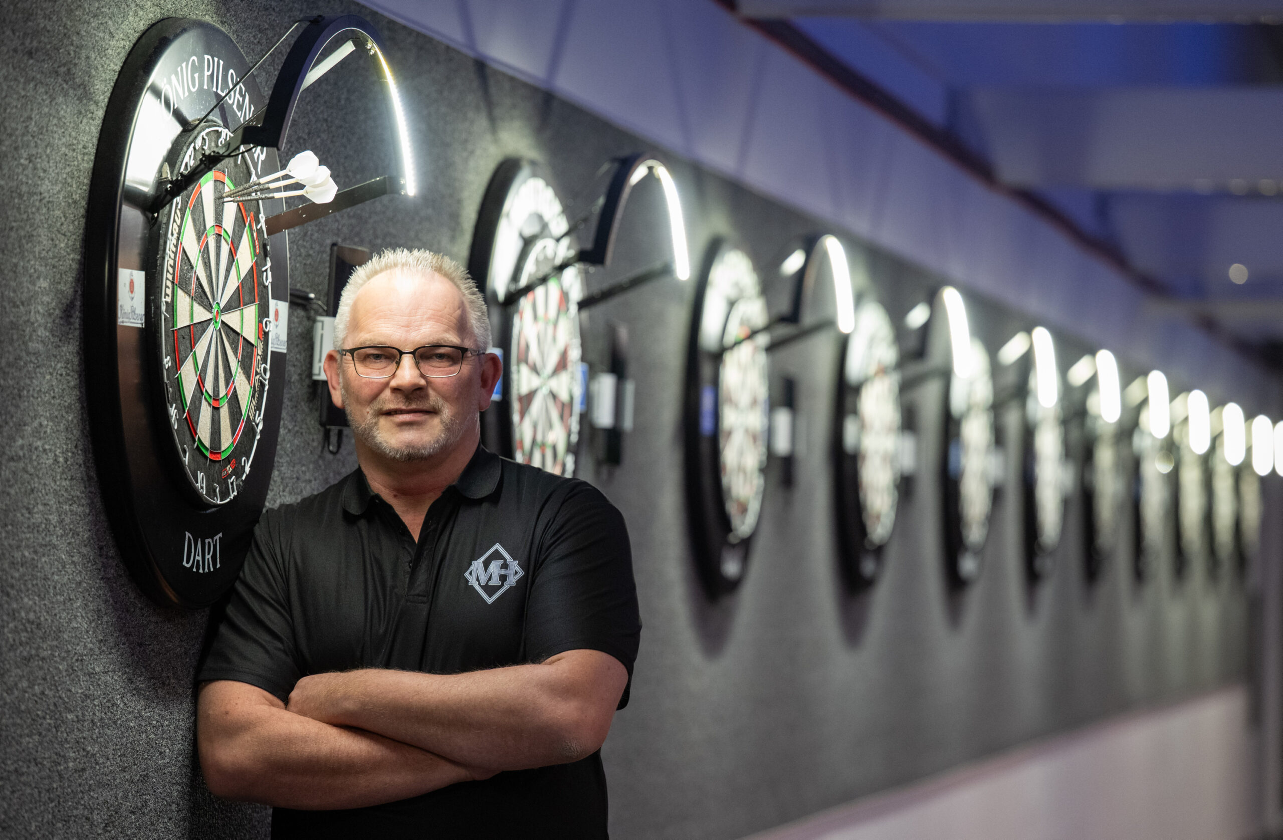 Mike Holz vom HSV vor einer Dartscheibe