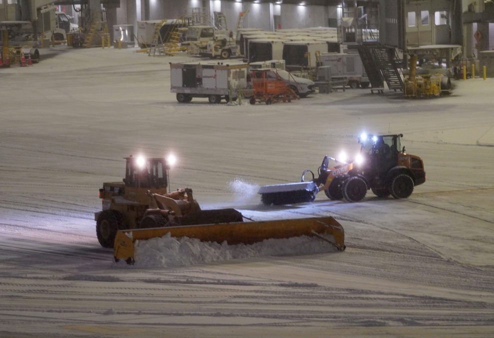 Schneepflüge räumen das Vorfeld auf dem LaGuardia Airport.