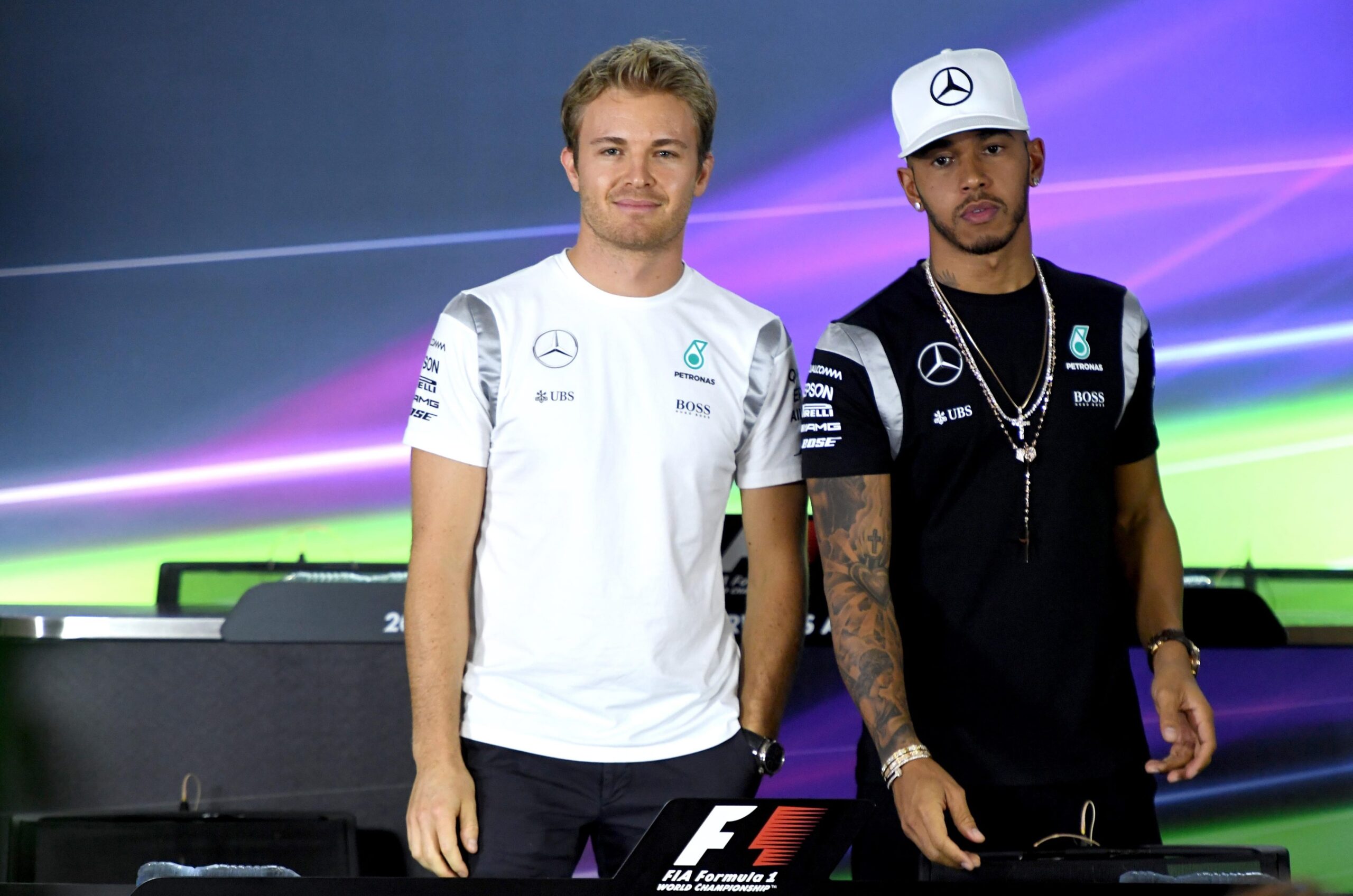 Nico Rosberg neben Lewis Hamilton