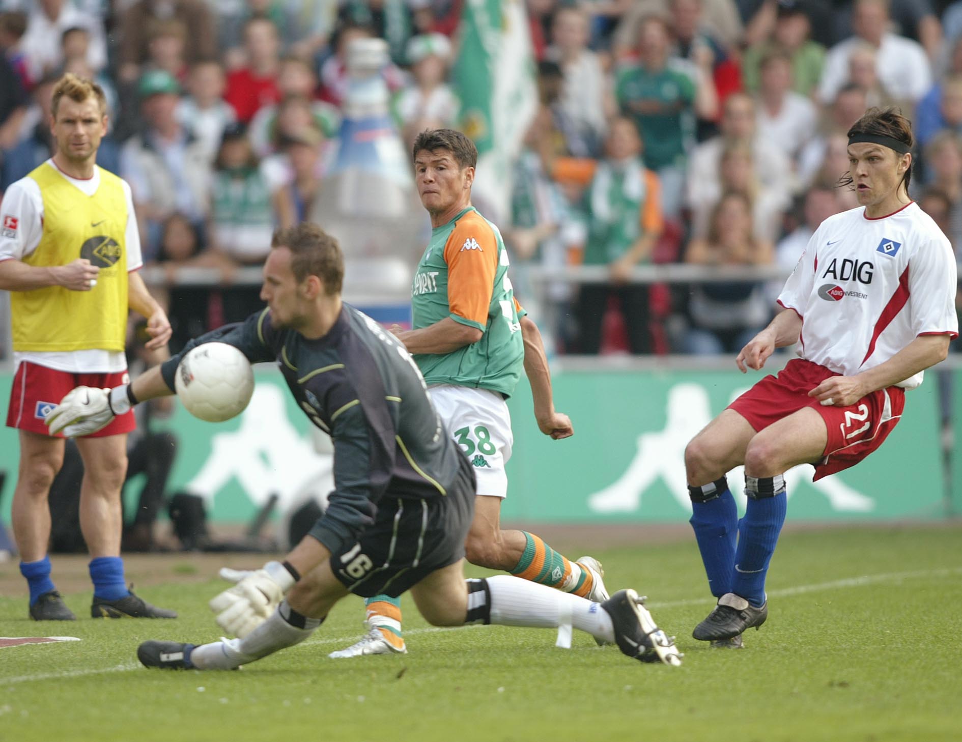 Nelson Valdez erzielt ein Tor gegen Tom Starke