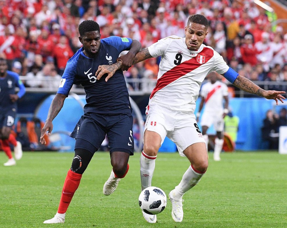 Paolo Guerrero (r.) bei der WM 2018 im Spiel Perus gegen Frankreich.