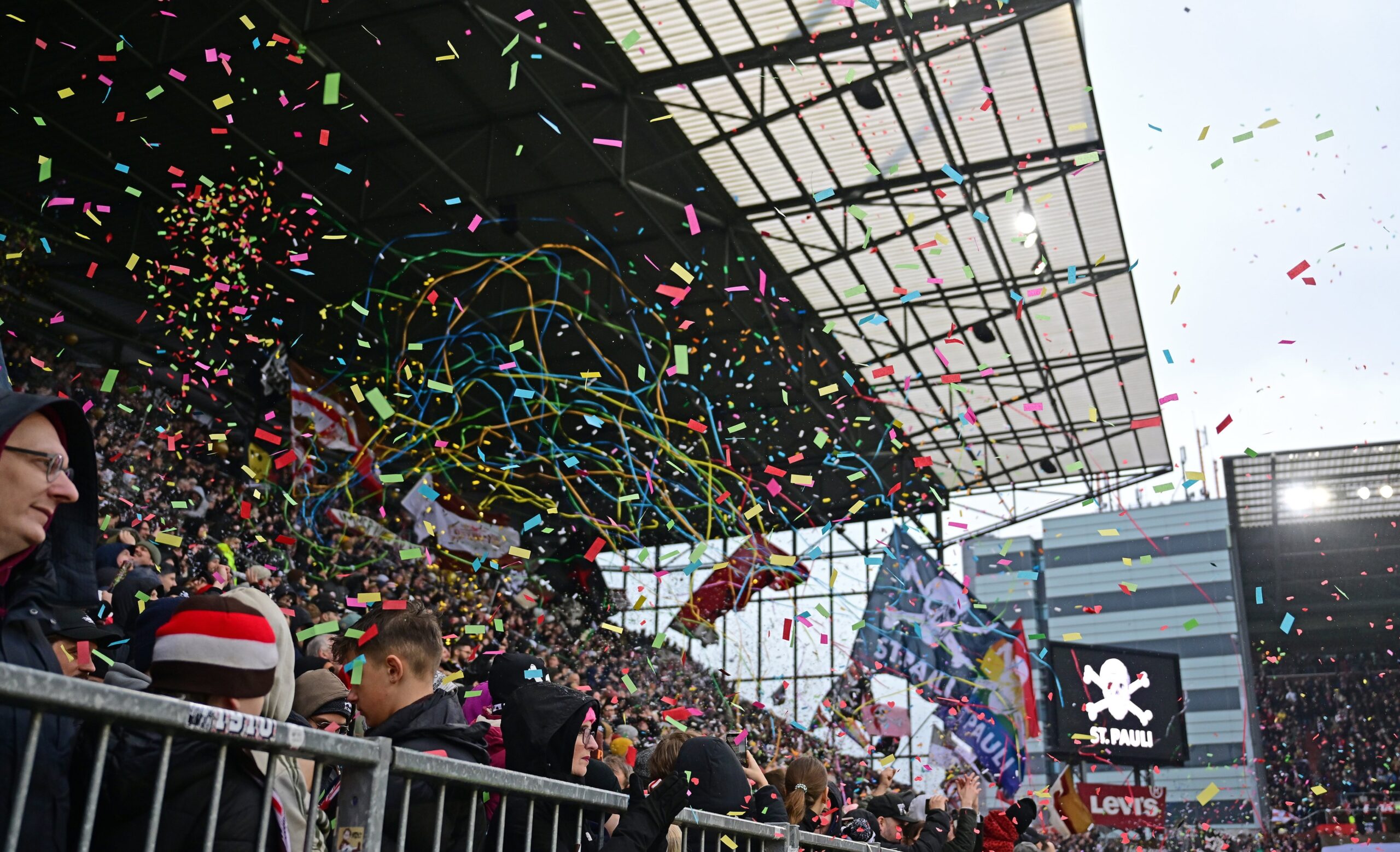 Konfetti auf der Gegengerade