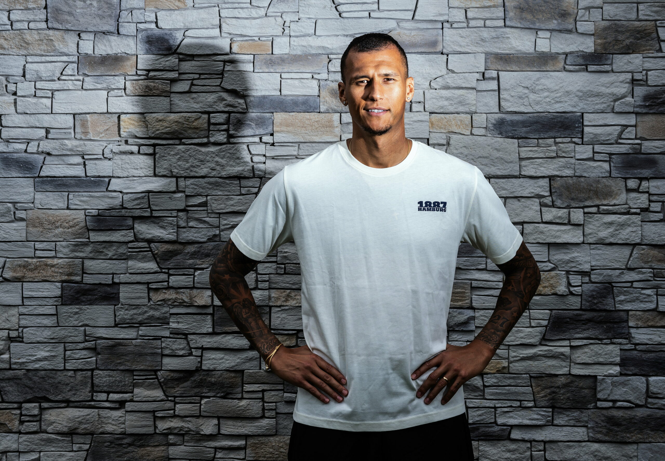 Davie Selke stemmt die Hände in die Hüften bei einem Fotoshooting