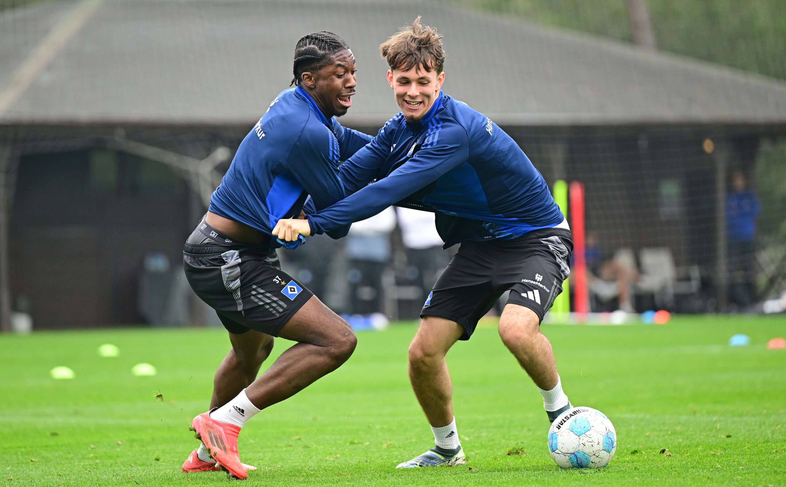 Joel Agyekum und Otto Stange beim Zweikampf auf dem Trainingsplatz.