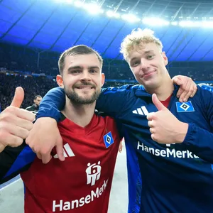 Lukasz Poreba und Adam Karebec liegen sich in den Armen und zeigen die Daumen nach oben