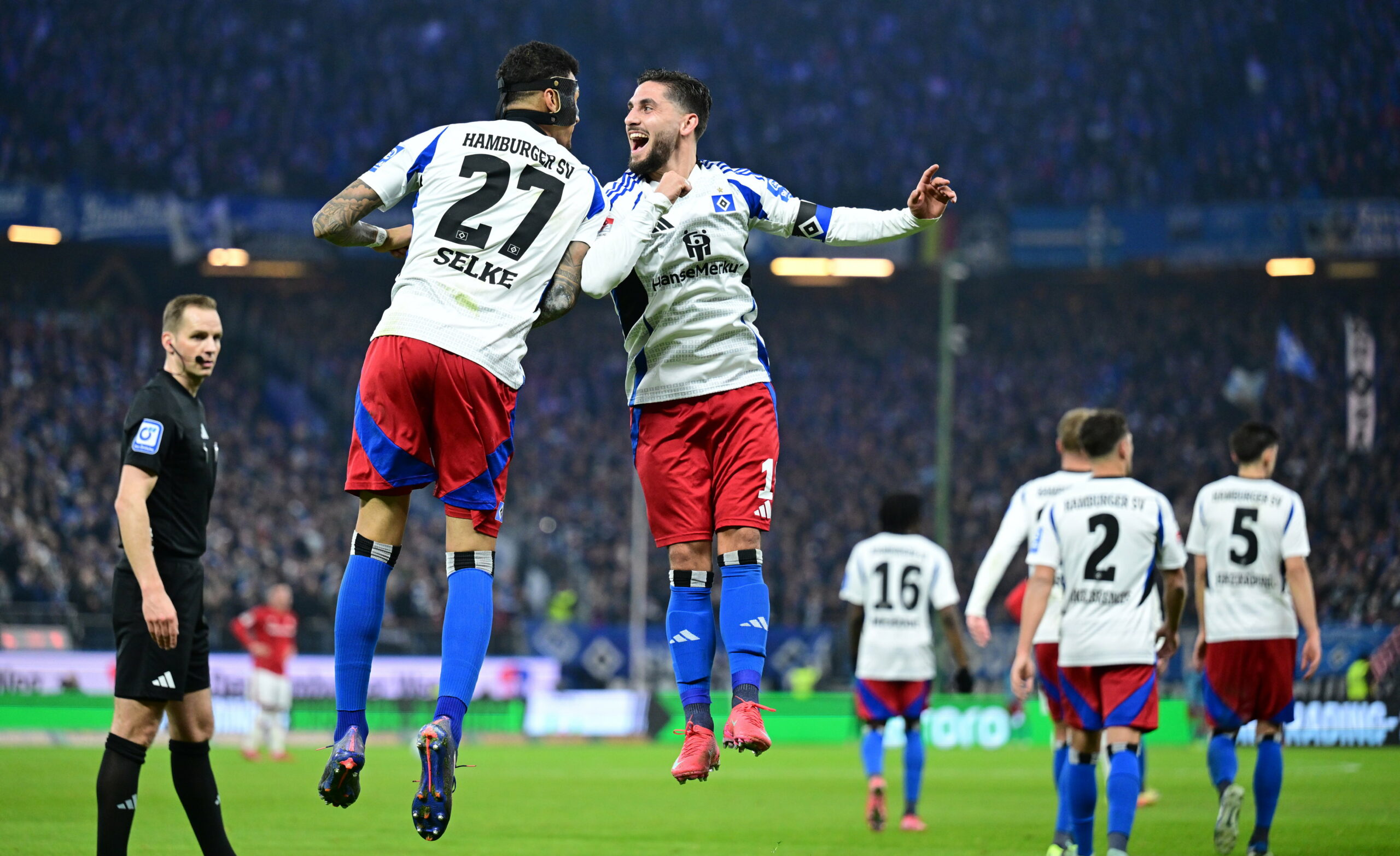 Davie Selke und Ludovit Reis jubeln zusammen.