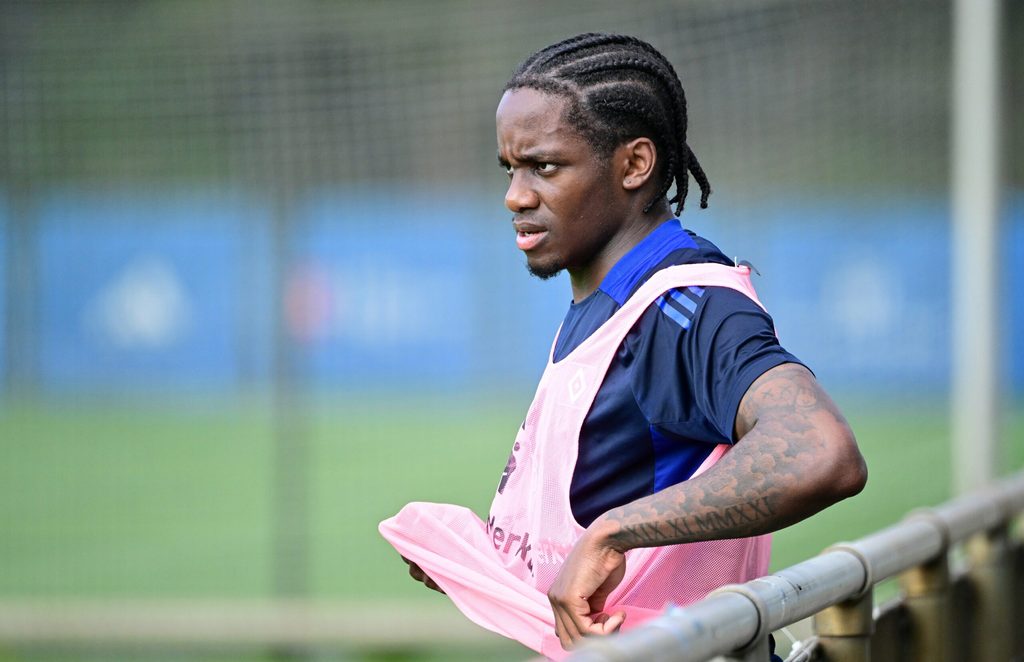 Adedire Mebude mit steht Leibchen auf dem HSV-Trainingsplatz