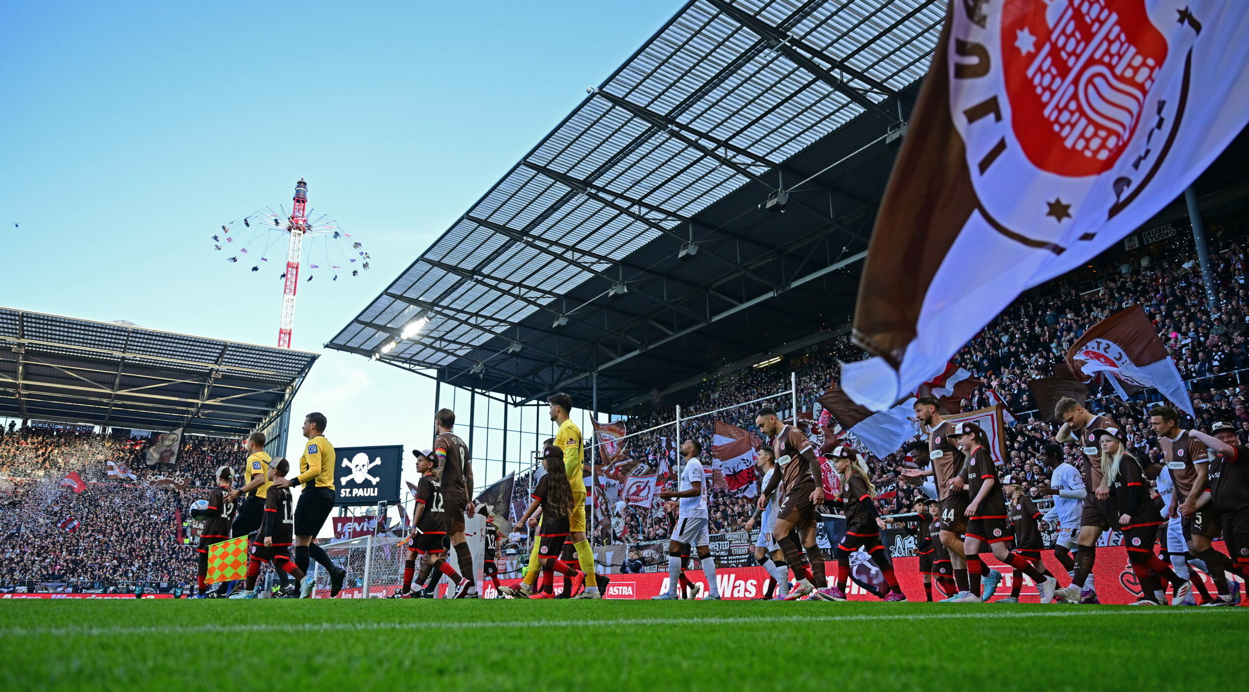 Die Mannschaft des FC St. Pauli läuft ins Millerntorstadion ein