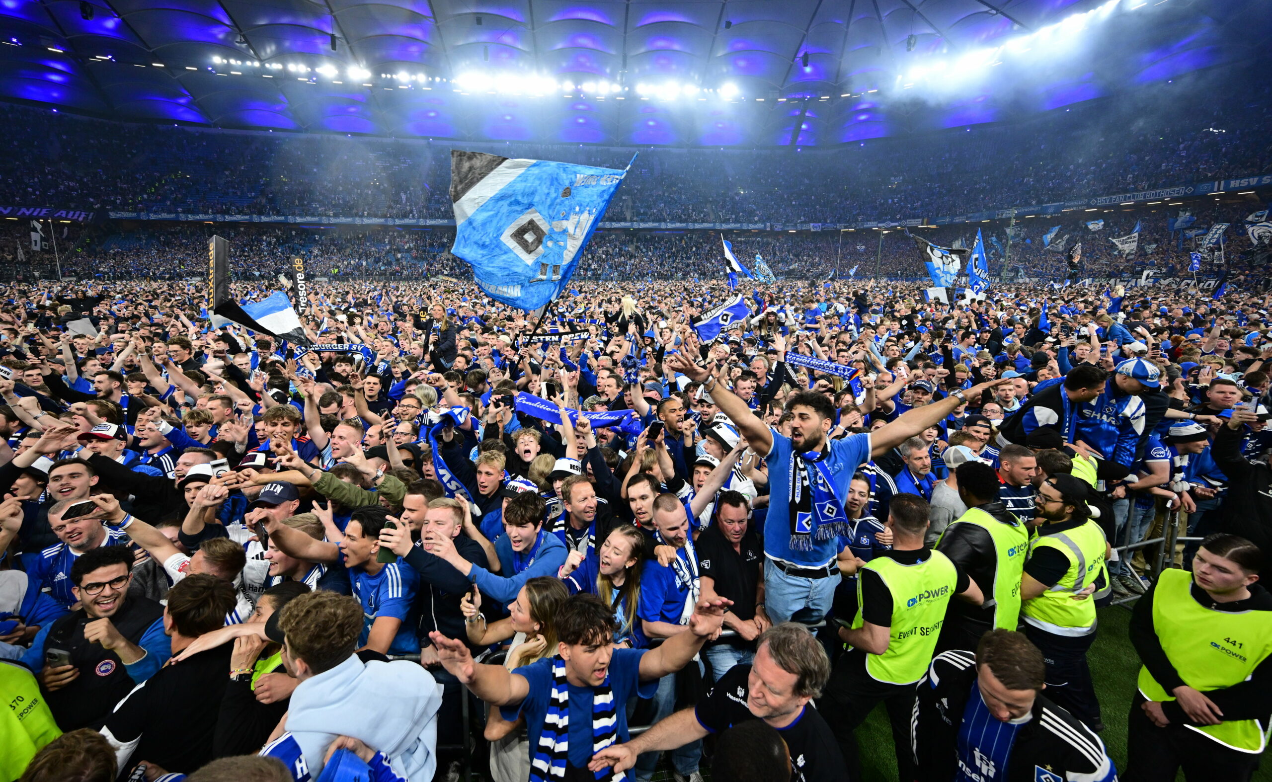 HSV-Fans feiern den Aufstieg auf dem Rasen