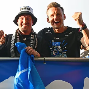 Loic Favé, Merlin Polzin und Claus Costa jubeln auf einem Bus