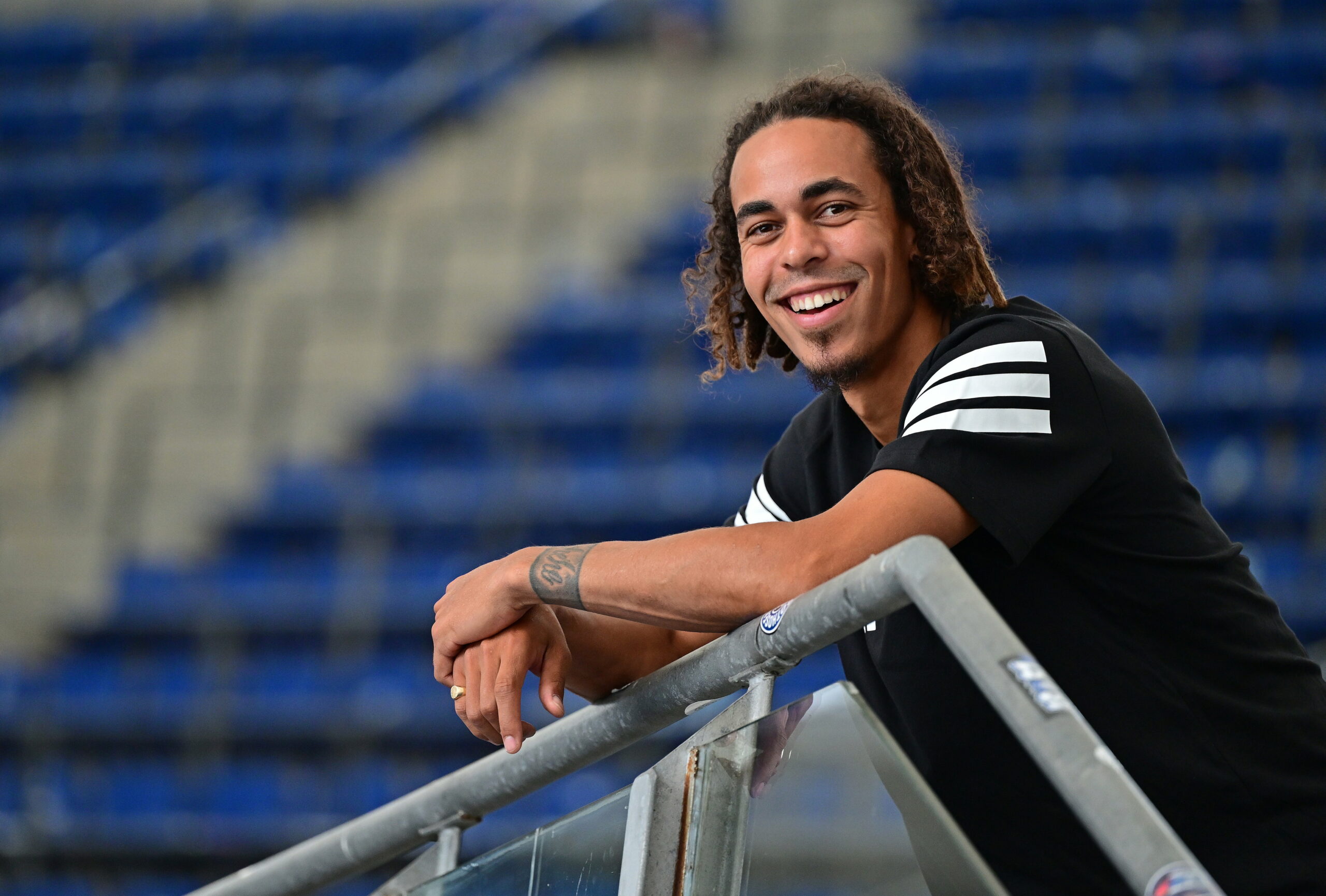 Yussuf Poulsen lehnt an eine Wand im Volksparkstadion